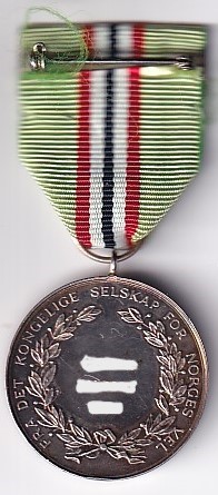 Fortjeneste medalje i slv for lang og tro tjeneste, fra det kongelige selskap for Norges vel. Gravert i 1964. Slv(998) 12.5 gram. Eske